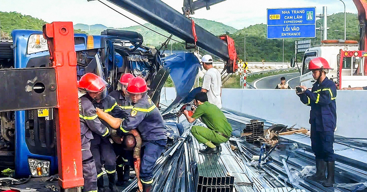 Xe tải bị lật trên đường dẫn cao tốc, tài xế và phụ xe thiệt mạng