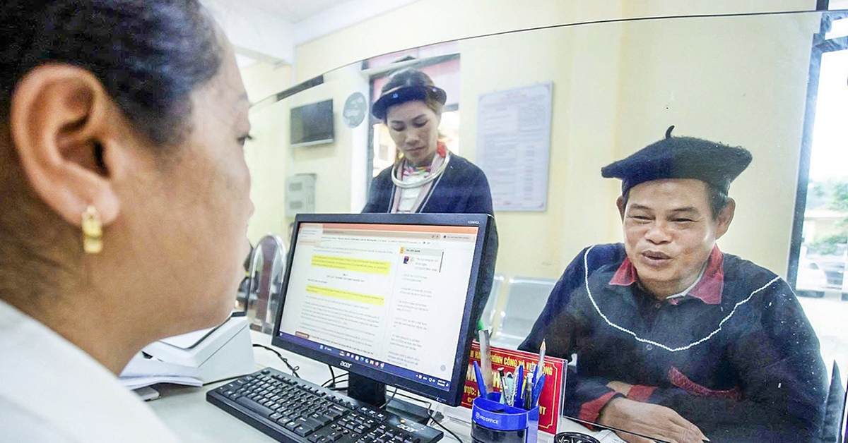 Ngày đầu vận hành chính quyền hai cấp, nhiều người dân ở Lào Cai quan tâm thủ tục đất đai