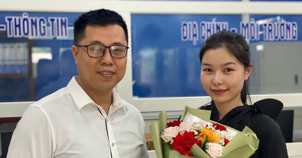 Người dân đến trụ sở xã, phường ngày đầu tại TP Đà Nẵng mới bất ngờ được… tặng hoa, chúc mừng