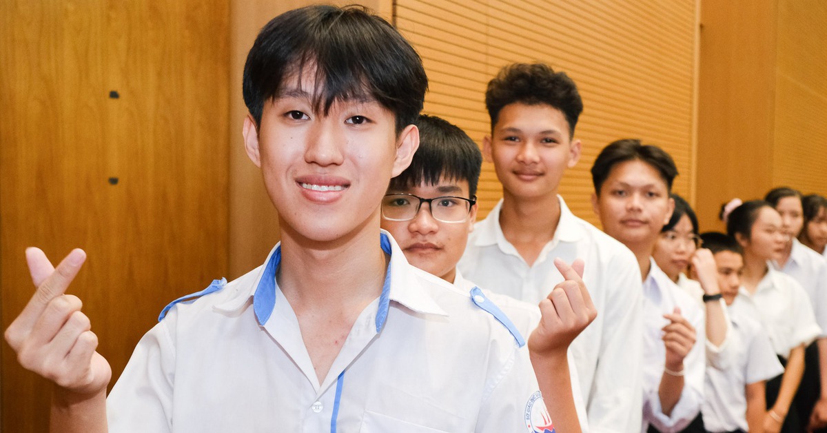 100 học sinh vượt khó khu vực Nam Trung Bộ - Tây Nguyên nhận học bổng Chắp cánh ước mơ