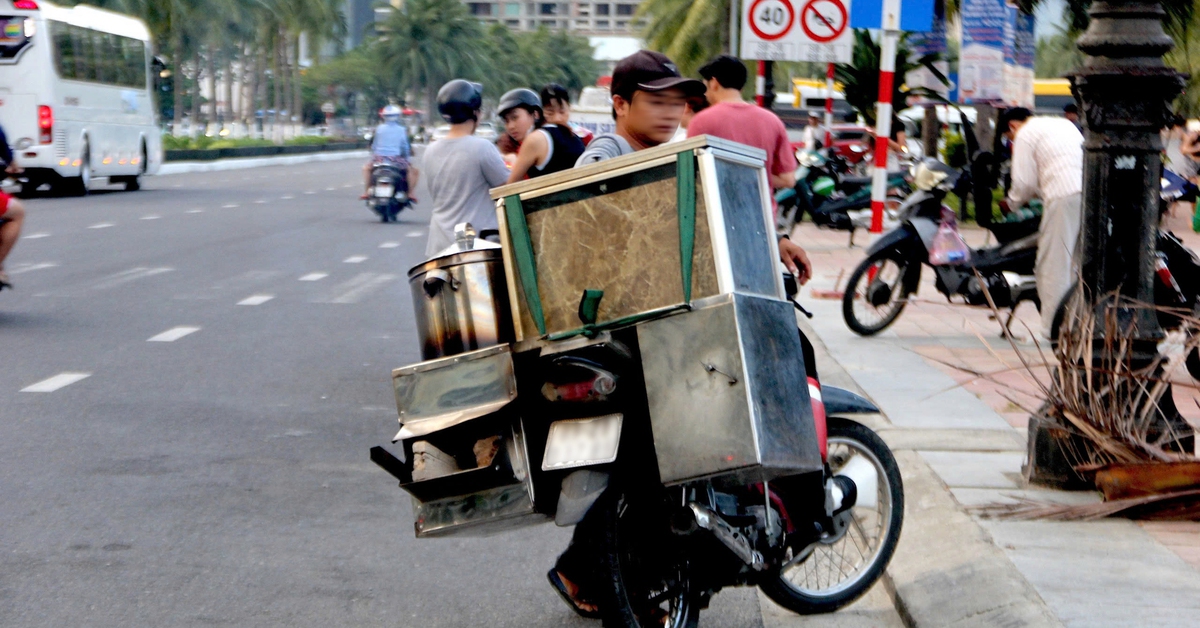 Hàng rong, ăn xin chèo kéo, Đà Nẵng tìm cách xử lý, kêu gọi du khách 'đừng cho tiền'
