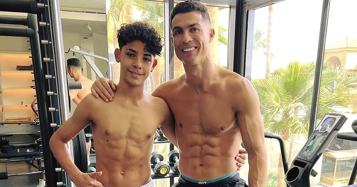 Ronaldo gò ép con trai tập theo hoàn cảnh của Messi