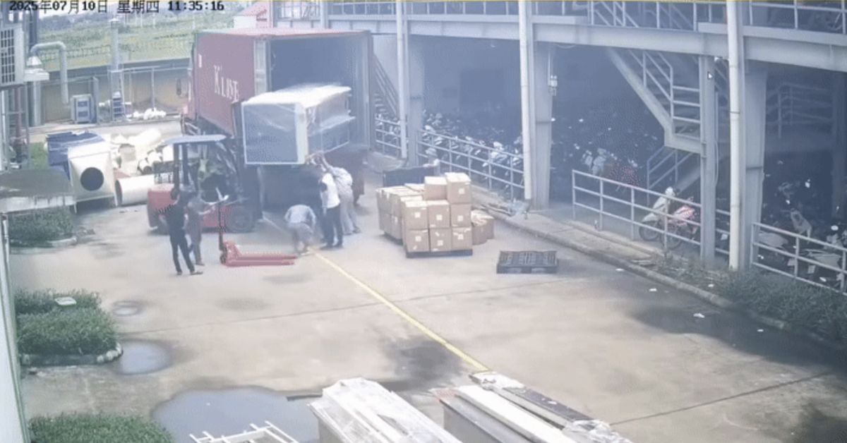 Đưa máy móc từ xe container xuống không an toàn, đè chết người