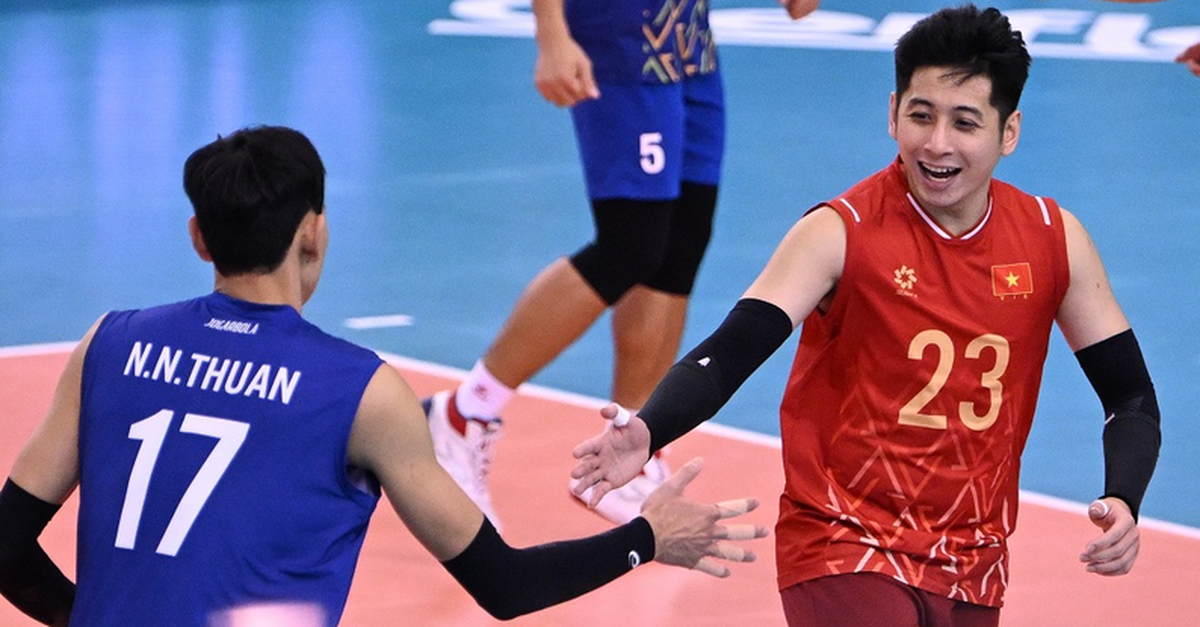 Libero tuyển bóng chuyền Việt Nam chấn thương 'lãng xẹt' vì ăn mừng cùng đồng đội