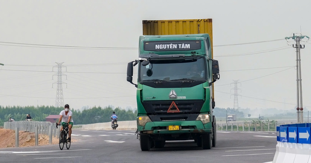 Cầu ngàn tỉ vừa thông xe, dân phải đi đường vòng về nhà, địa phương nói gì?