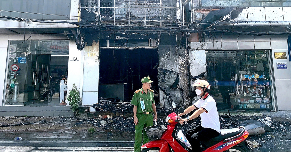 Cháy lớn thiêu rụi tiệm điện thoại ở trung tâm TP Cần Thơ