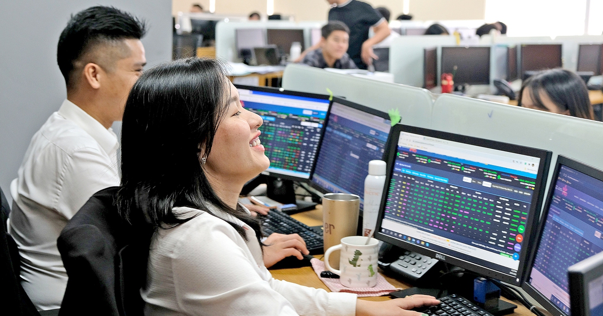 Tổ chức quốc tế đồng loạt sửa dự báo kinh tế Việt Nam, 'sóng' tiền dồn dập vào chứng khoán