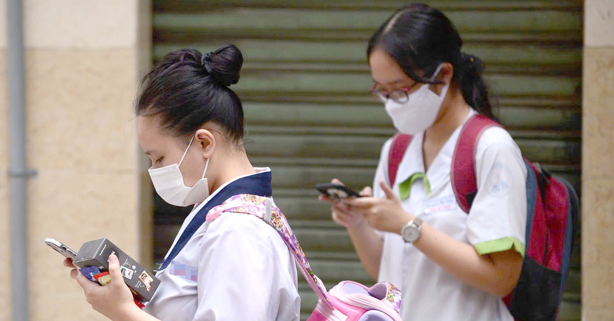 TP.HCM dự kiến cấm học sinh dùng điện thoại kể cả trong giờ ra chơi