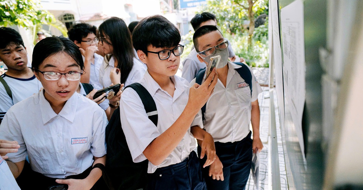 Cấm học sinh dùng điện thoại trong trường: Cần làm ngay!
