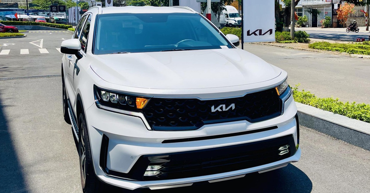 Tin tức giá xe: Kia Sorento giảm giá còn từ 879 triệu đồng, đọ giá Santa Fe bằng xe sản xuất 2025