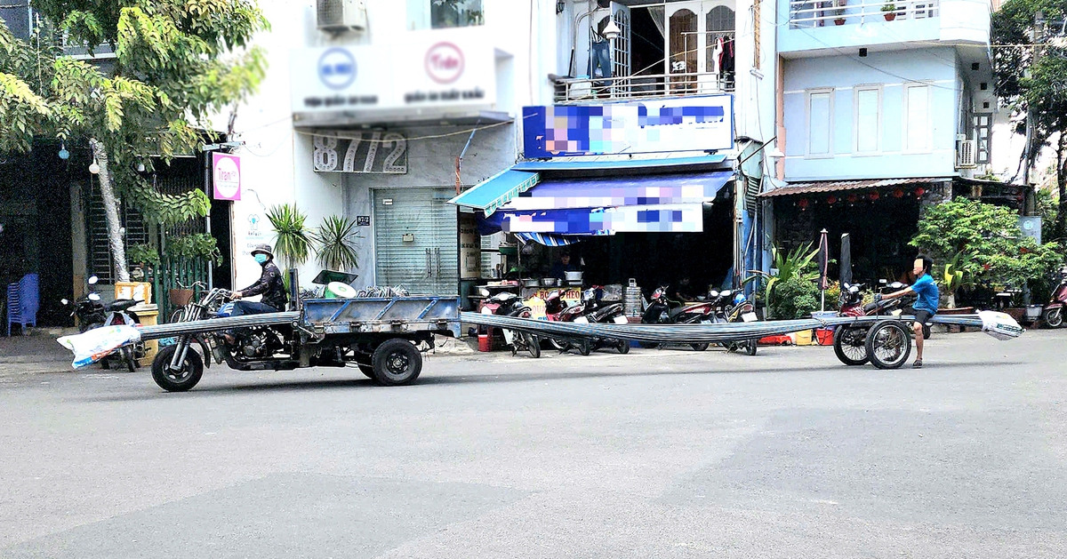 Hãi hùng xe lôi tự chế chở bó sắt 10m, chiếm hết đường ở TP.HCM
