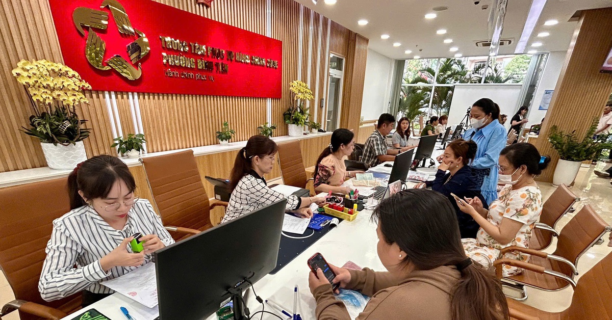 Dân đến đông đảo, cán bộ phường Bình Tiên, Bình Phú, Bình Tây… túc trực hỗ trợ làm thủ tục nhanh
