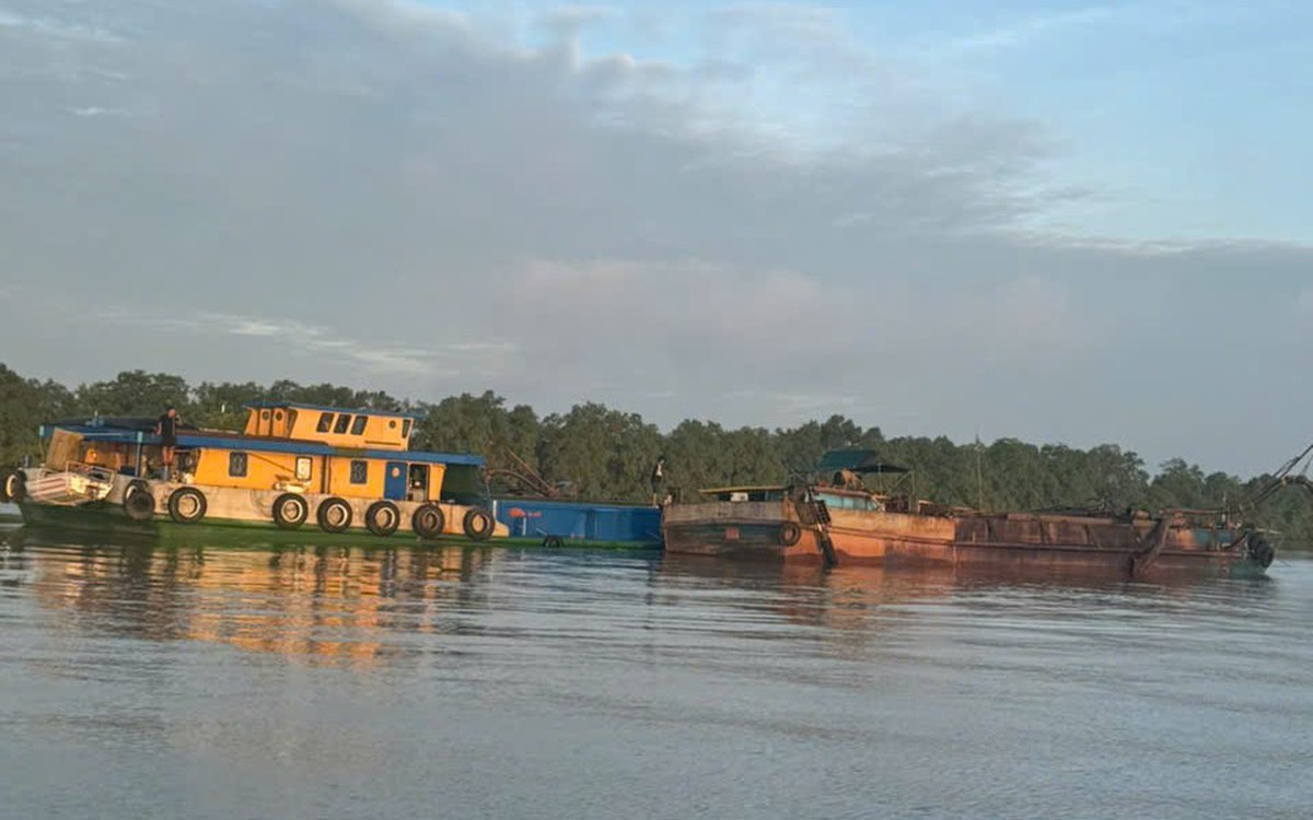 Tạm giữ 5 tàu vận chuyển trái phép 193m³ cát trên sông Cửa Tiểu