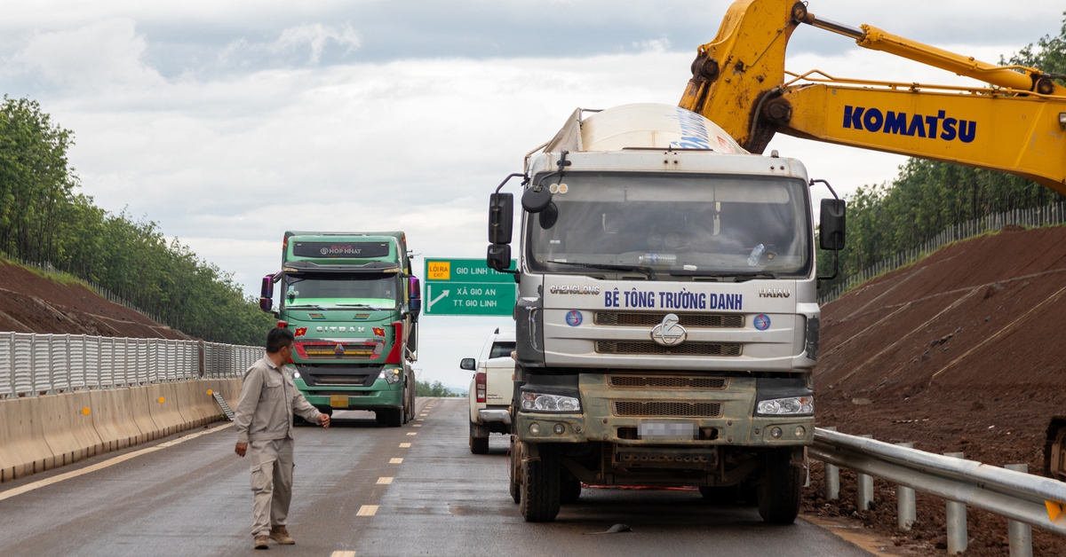 Xe đầu kéo, ô tô chạy nườm nượp trên cao tốc chưa khai thác, công nhân vừa làm vừa run