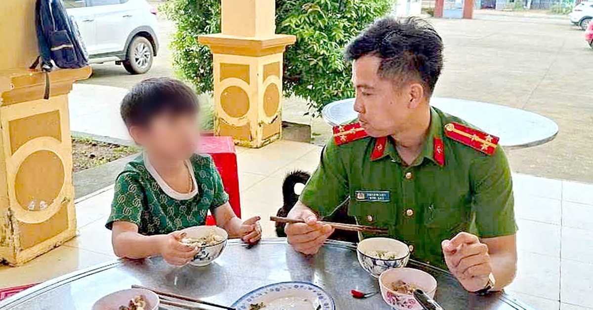 Công an xã tìm kiếm, nuôi cơm cháu bé đi lạc, chờ người nhà đến đón