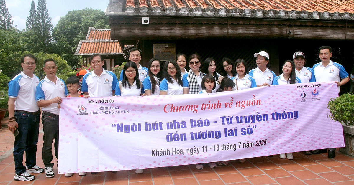 Nhà báo viết về giáo dục thăm Trường Dục Thanh