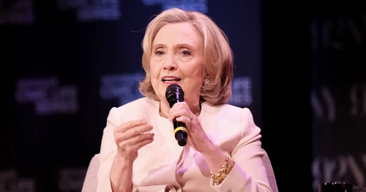 Kiểm chứng tin đồn bà Hillary Clinton cung cấp uranium cho Iran