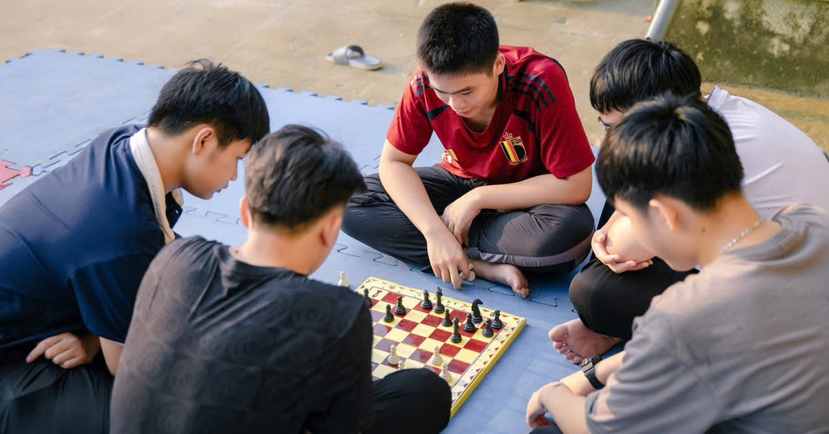 Nhà trường cấm sử dụng điện thoại, phụ huynh ủng hộ, học sinh vui