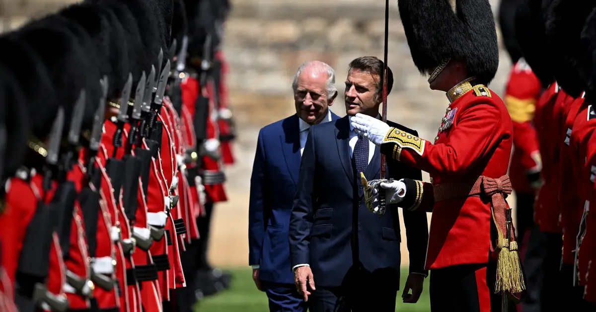 Tổng thống Pháp có phá vỡ nghi thức hoàng gia khi đi trước Vua Charles III?