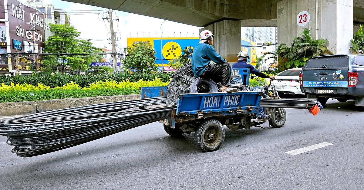 Xe tự chế chở tôn, sắt thép ở TP.HCM: Đi gần như thấy... tử thần
