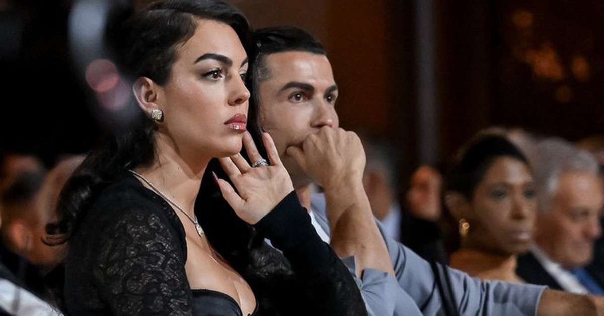 Bạn gái Georgina 'khoe ảnh' khiến Ronaldo bị chỉ trích