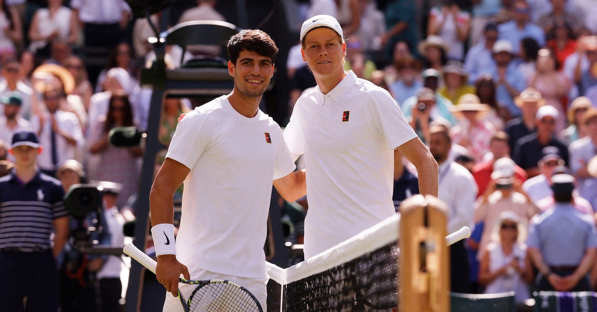 Trận chung kết giữa Sinner và Alcaraz bị gián đoạn vì... khán giả bật nắp sâm panh