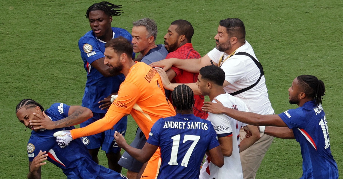 SỐC: Thước phim HLV Enrique tát vào mặt tiền đạo Chelsea sau khi PSG thua thảm