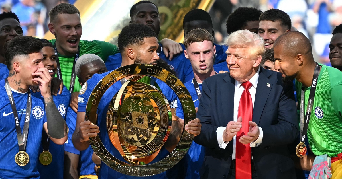 Ông Trump 'chiếm sóng', muốn cùng Chelsea nâng cúp vô địch
