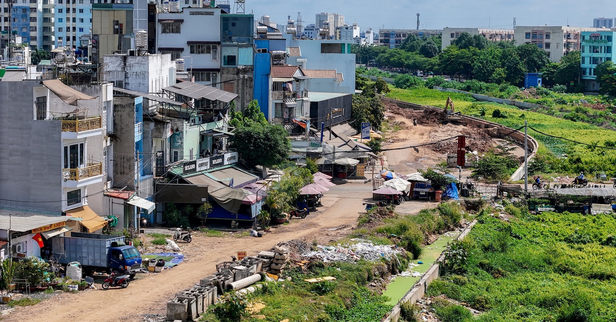 Dự án trọng điểm kênh Tham Lương chậm tiến độ: 69 nhà thầu nhưng công trường vắng hoe