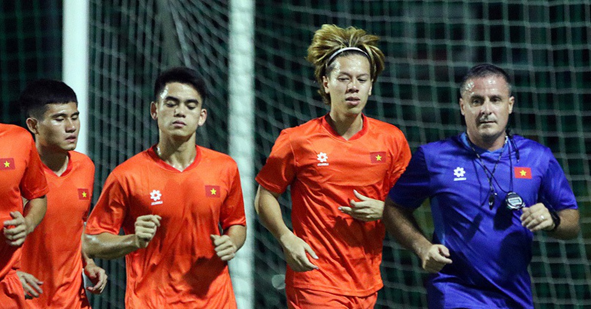 Kẹt xe ở Indonesia, U23 Việt Nam mất gần 50 phút đến sân tập cho quãng đường 5km