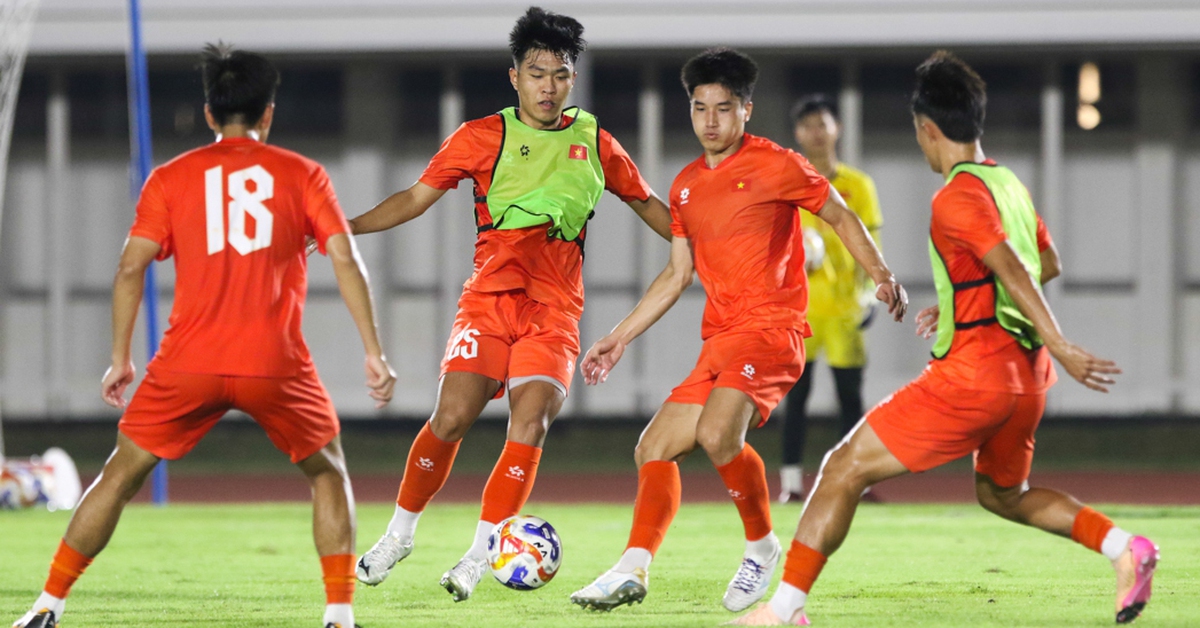 U23 Việt Nam tập mà không có HLV Kim Sang Sik