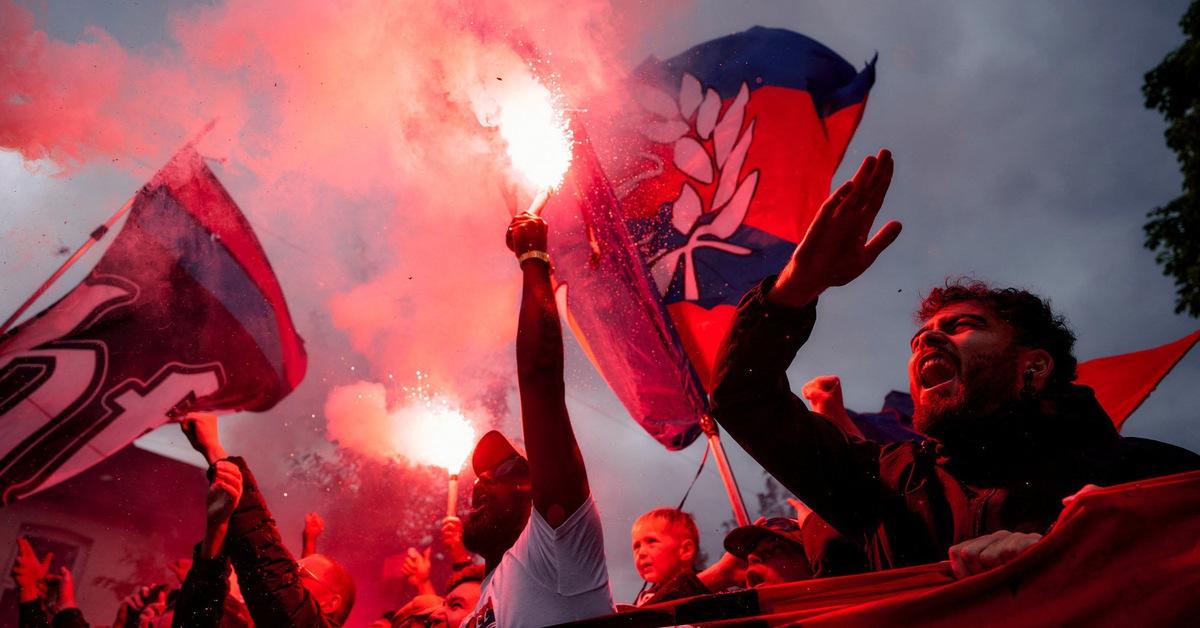 CĐV Crystal Palace biểu tình, đốt pháo sáng phản đối quyết định của UEFA