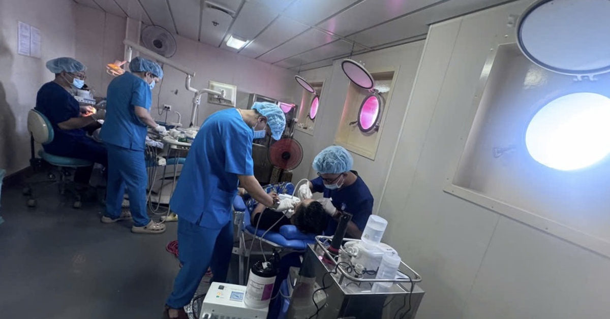 Trường Sa thêm ấm áp: Đoàn y bác sĩ TP.HCM tận tình khám chữa bệnh miễn phí