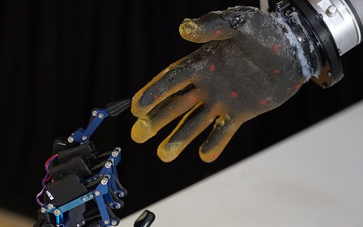 Robot 'biết đau' như con người nhờ da nhân tạo