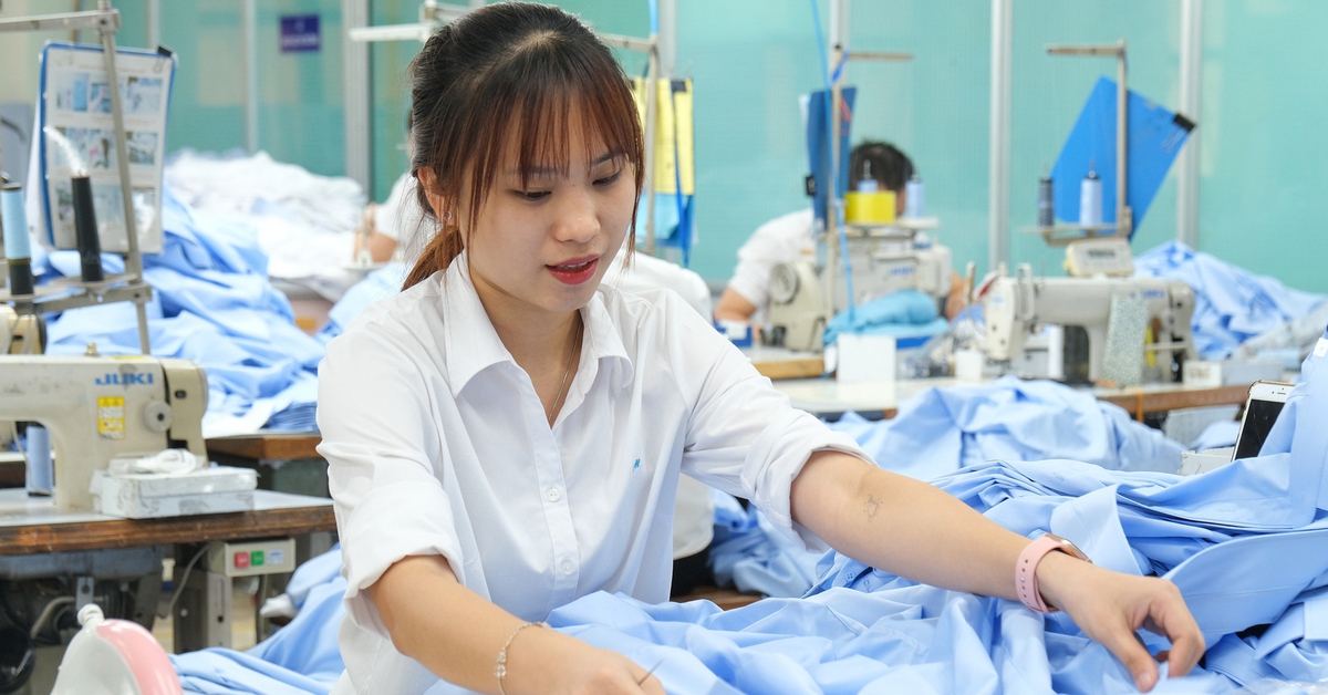 Bộ Nội vụ đề xuất tăng lương tối thiểu 7,2% từ ngày 1-1-2026