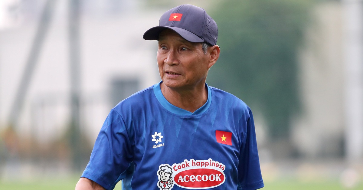 HLV Mai Đức Chung: 'Các đối thủ của Việt Nam nhập tịch ào ạt'