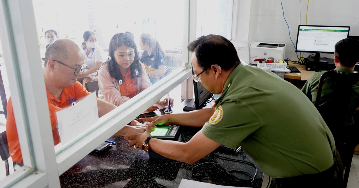 Nhiều người nước ngoài ở Tây Ninh đến công an xác thực tài khoản định danh điện tử