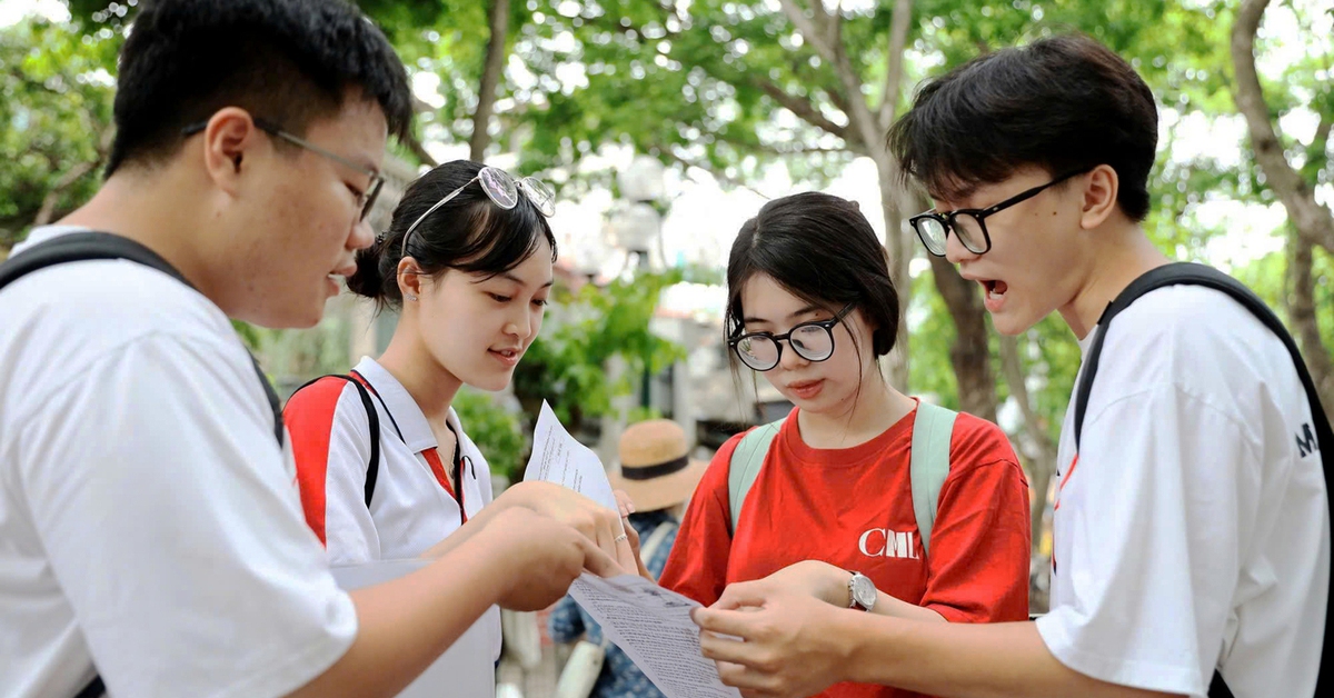 Từ đề thi tốt nghiệp THPT 2025: Giữ hay bỏ kỳ thi '2 trong 1'?