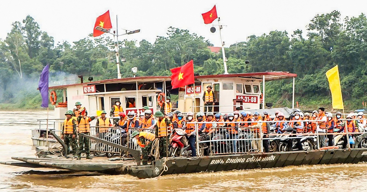 Nước sông Hồng chảy xiết, tạm dừng vận hành phà quân sự ở Phong Châu