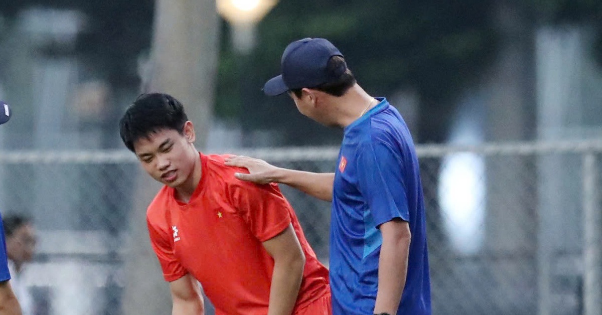 Đình Bắc bỏ dở buổi tập của U23 Việt Nam
