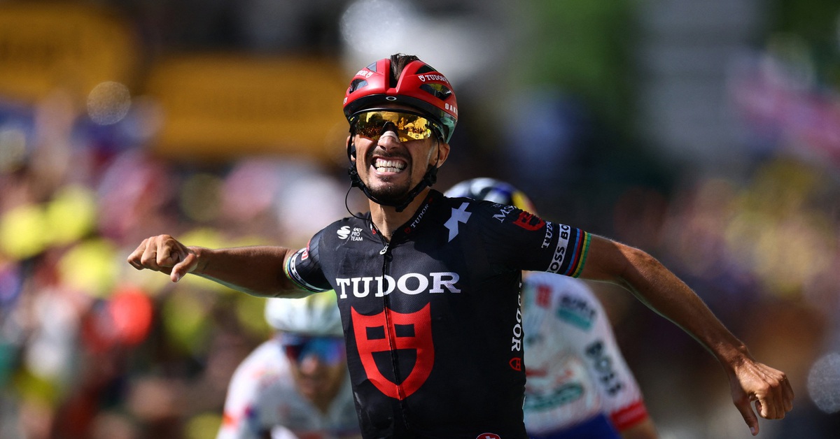 Tay đua ăn mừng hụt vì ngỡ về nhất chặng Tour de France