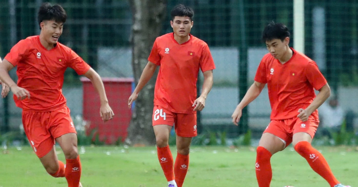 HLV Kim Sang Sik cùng U23 Việt Nam nhận tin vui