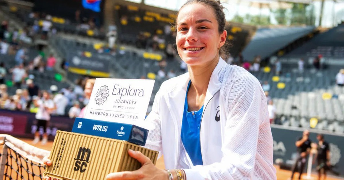 Vận động viên quần vợt bối rối khi được trao cúp vô địch hình container