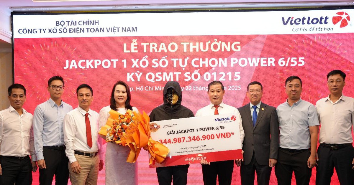 Người đàn ông ở TP.HCM trúng Vietlott 344 tỉ đồng: Nhìn dãy số trùng kết quả mà tôi thấy run