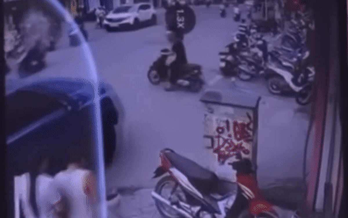 Xe bán tải tông liên hoàn 9 xe máy: Tài xế vừa mua ô tô thì gây tai nạn