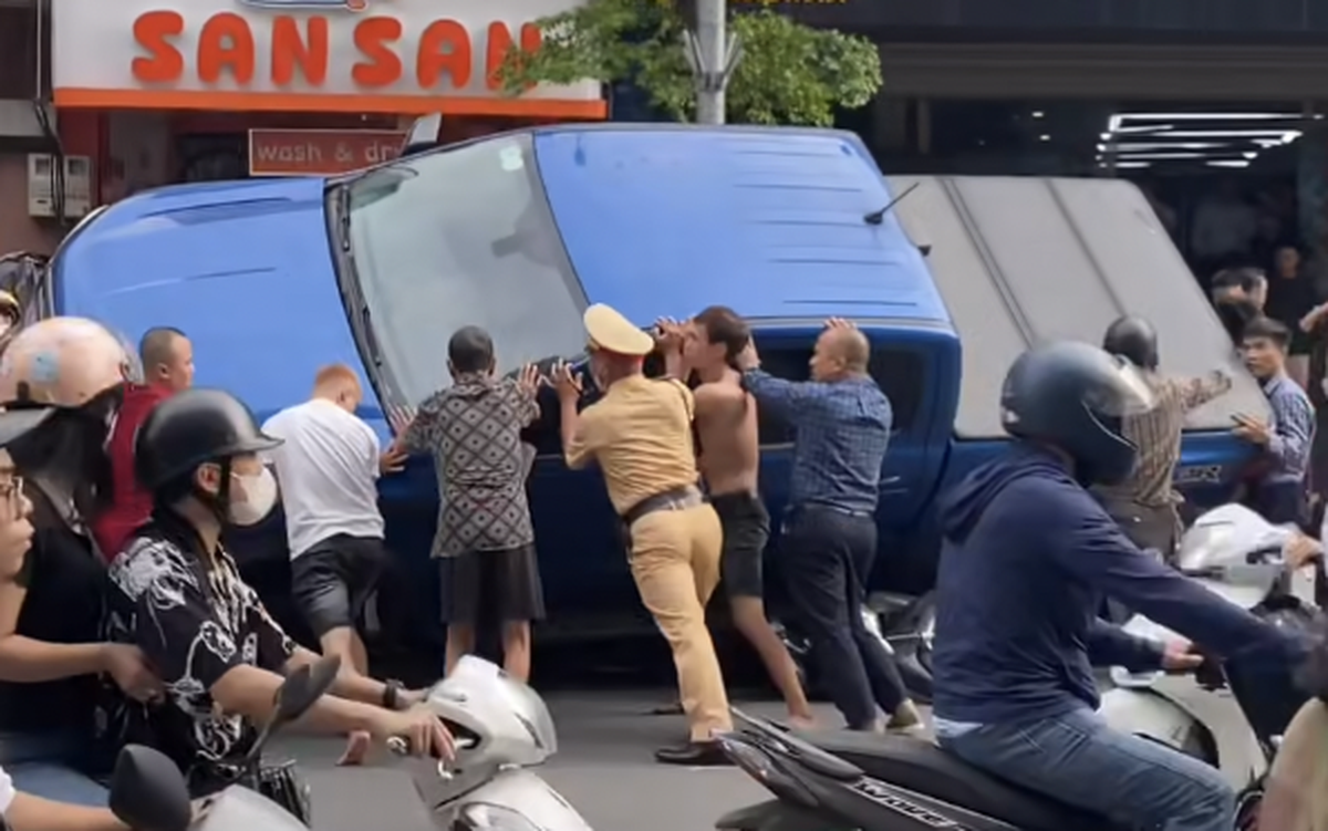 Ô tô bán tải đè loạt xe máy trên phố, cảnh sát cùng người dân giải cứu người mắc kẹt