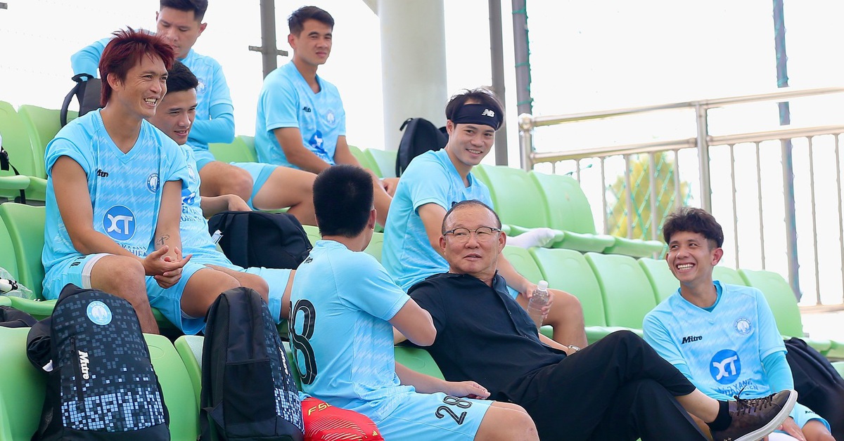 Ông Park Hang Seo tự lái xe đến thăm CLB Nam Định