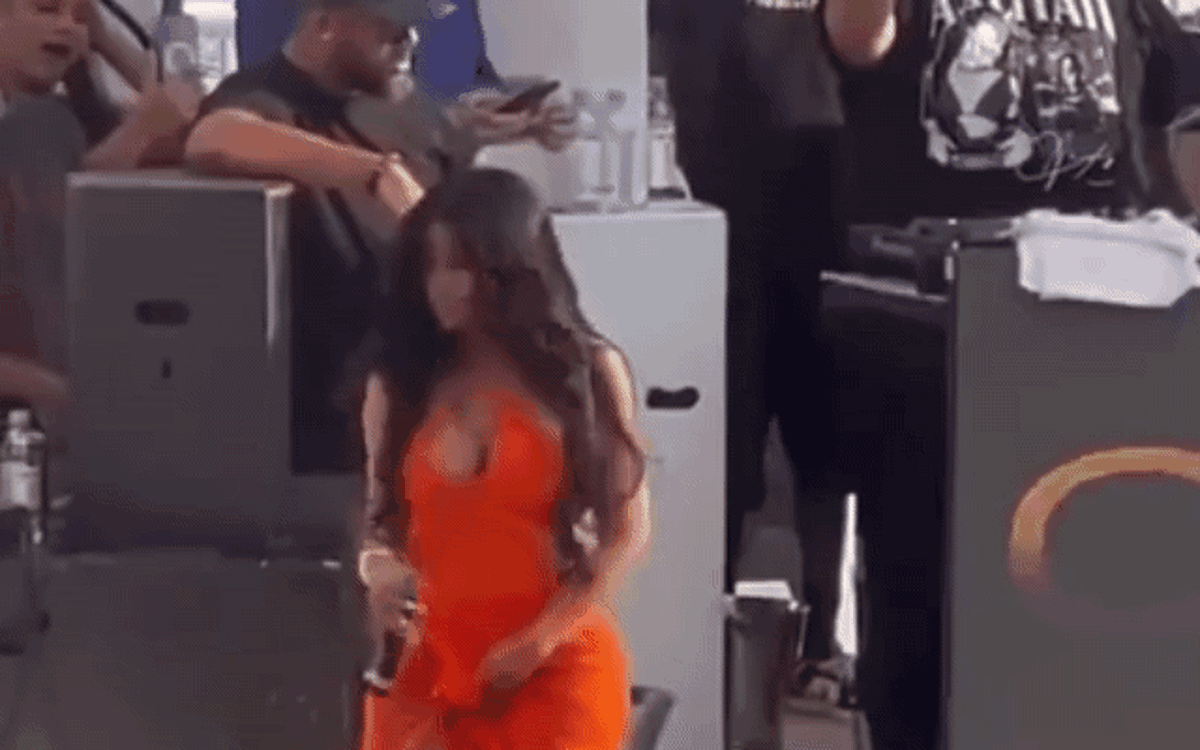Cardi B bị kiện tội hành hung vì ném micro vào khán giả ở Las Vegas