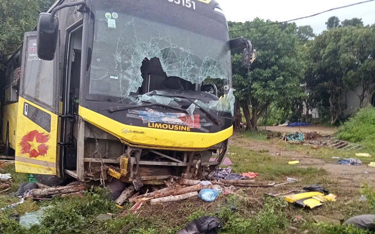 Huda prometna nesreča v provinci Ha Tinh: 10 mrtvih v prevrnitvi avtobusa