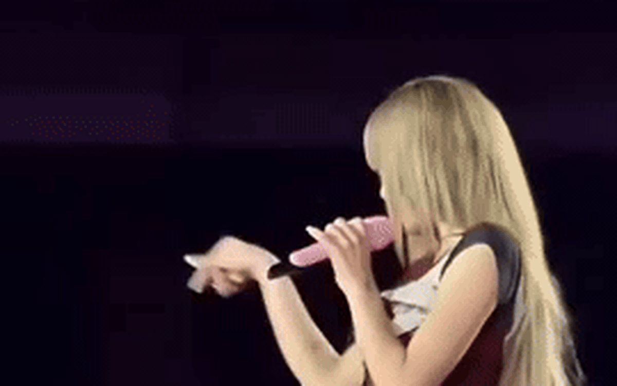 Lisa BlackPink hứng chỉ trích dữ dội vì gu thời trang ngày càng hở hang, cắt xẻ quá đà